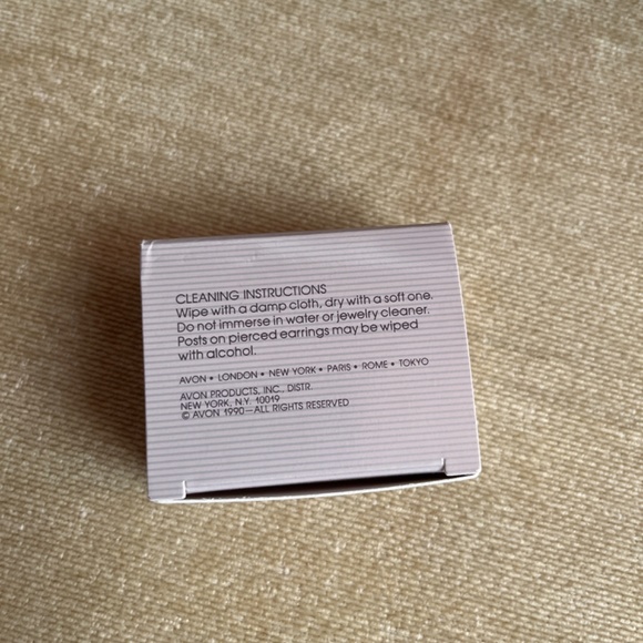 VINTAGE (1990) AVON TAILORED ELEGANCE PENDANT - Picture 3 of 3